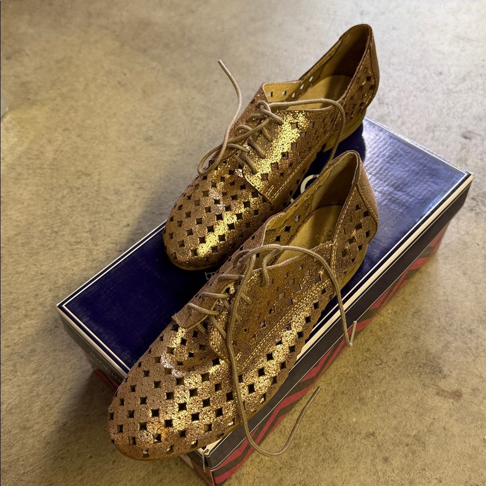 Brand new Seychelles Gold Lace-Up Flats - Picture 7 of 10